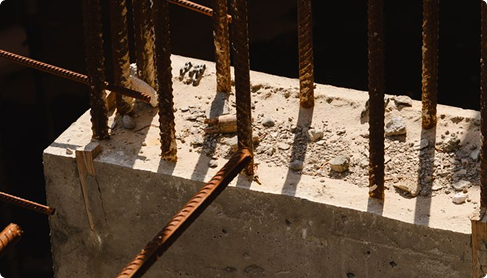 Dettaglio di un cantiere con armature metalliche