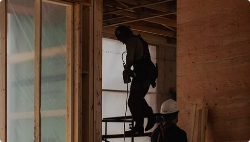Operatore al lavoro all’interno di un edificio