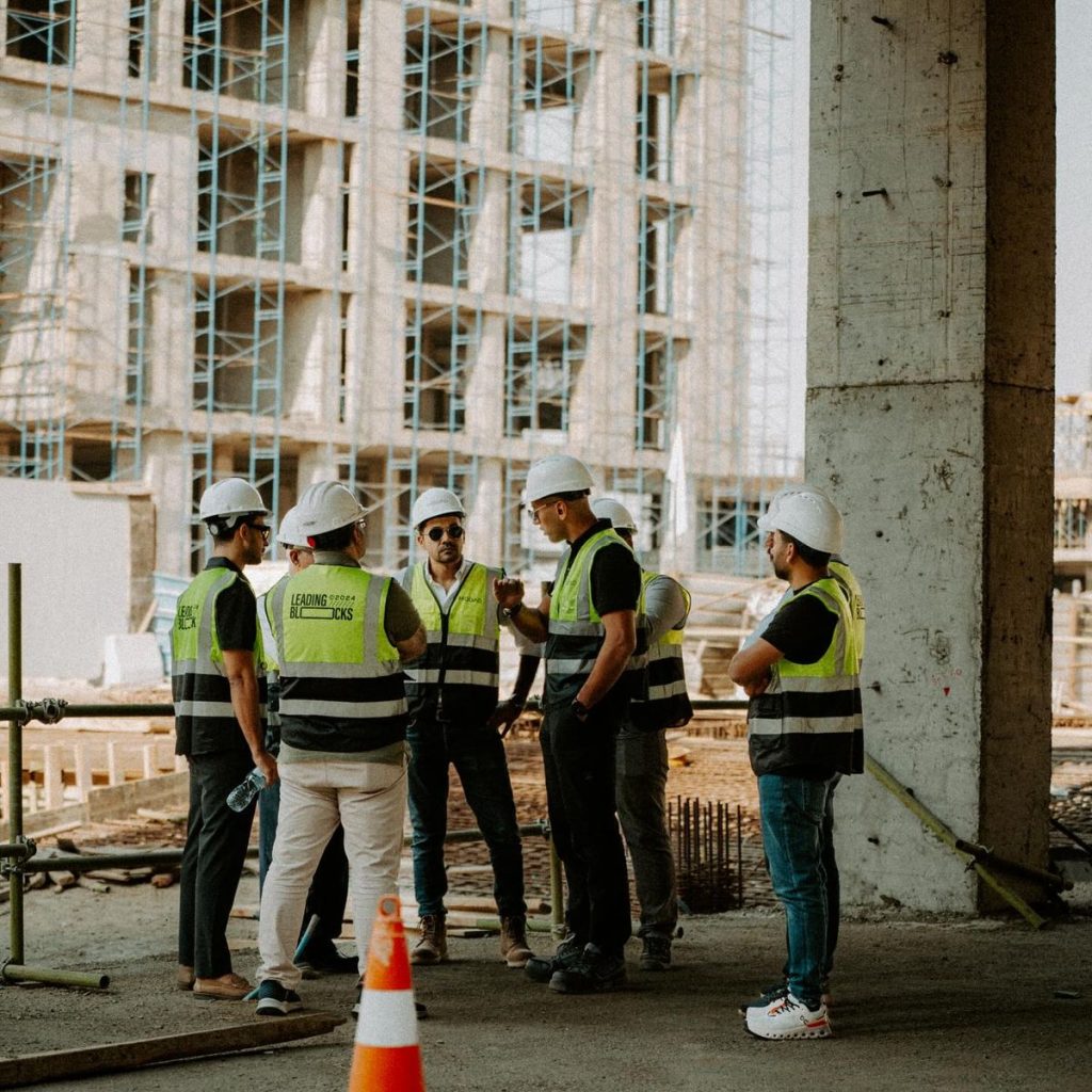 Gruppo di tecnici durante un incontro in cantiere