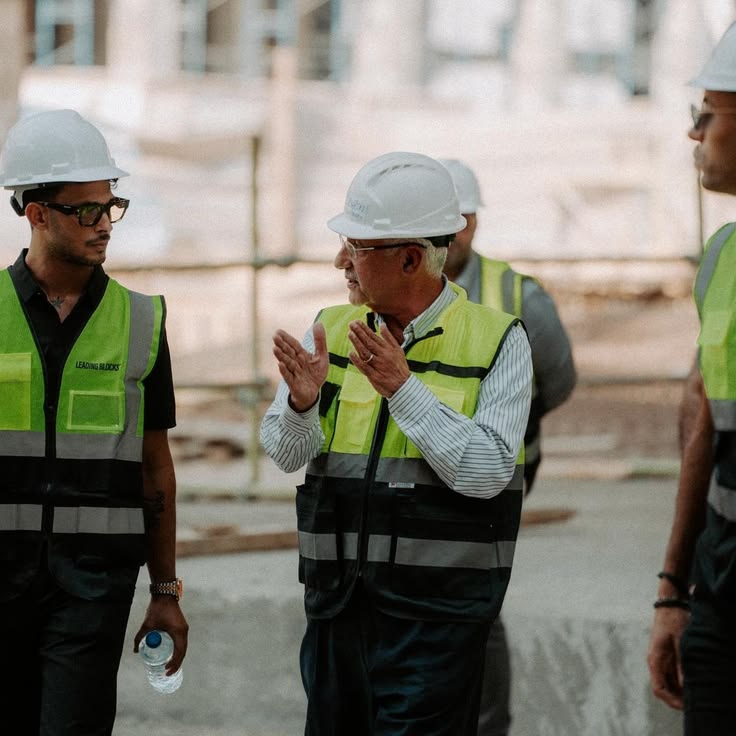 Tecnici in cantiere durante un confronto