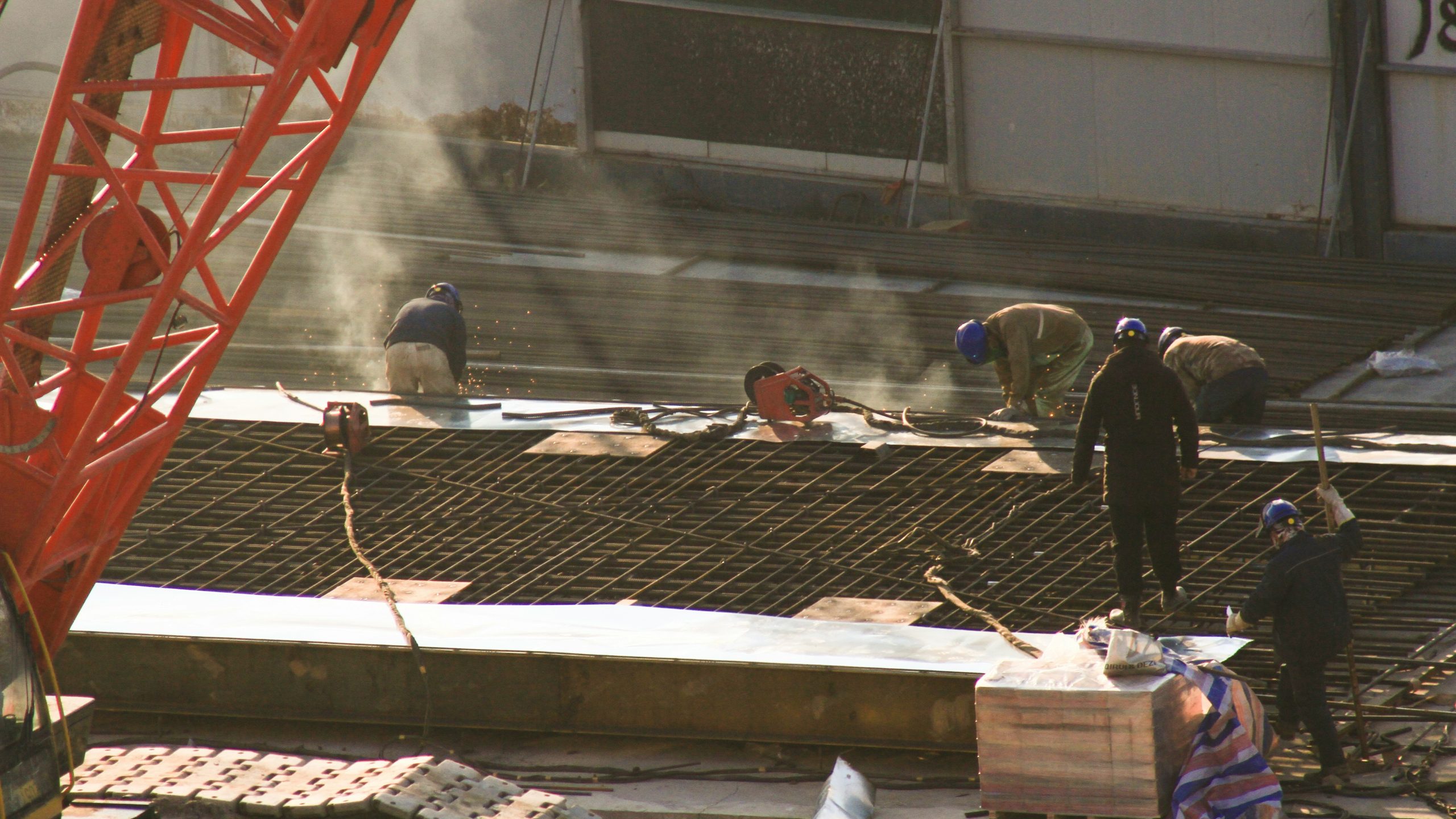 Operatori al lavoro su una struttura in calcestruzzo