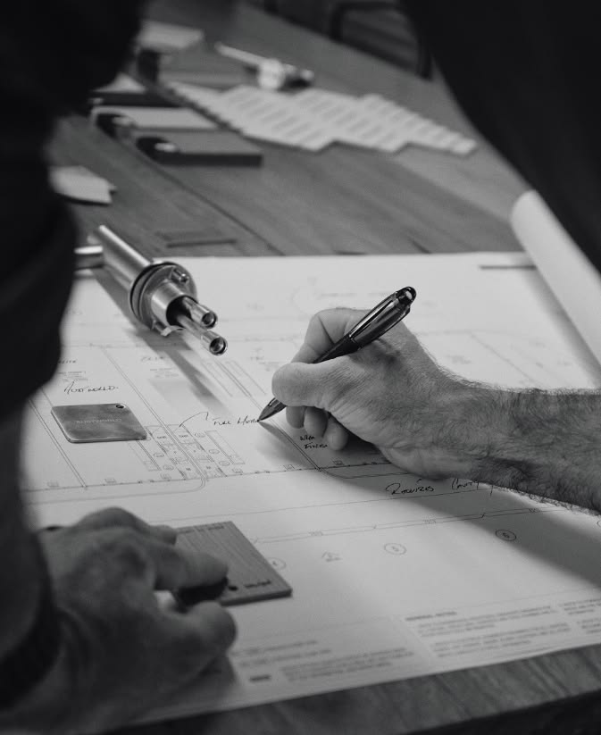 Tecnici al lavoro su disegni progettuali