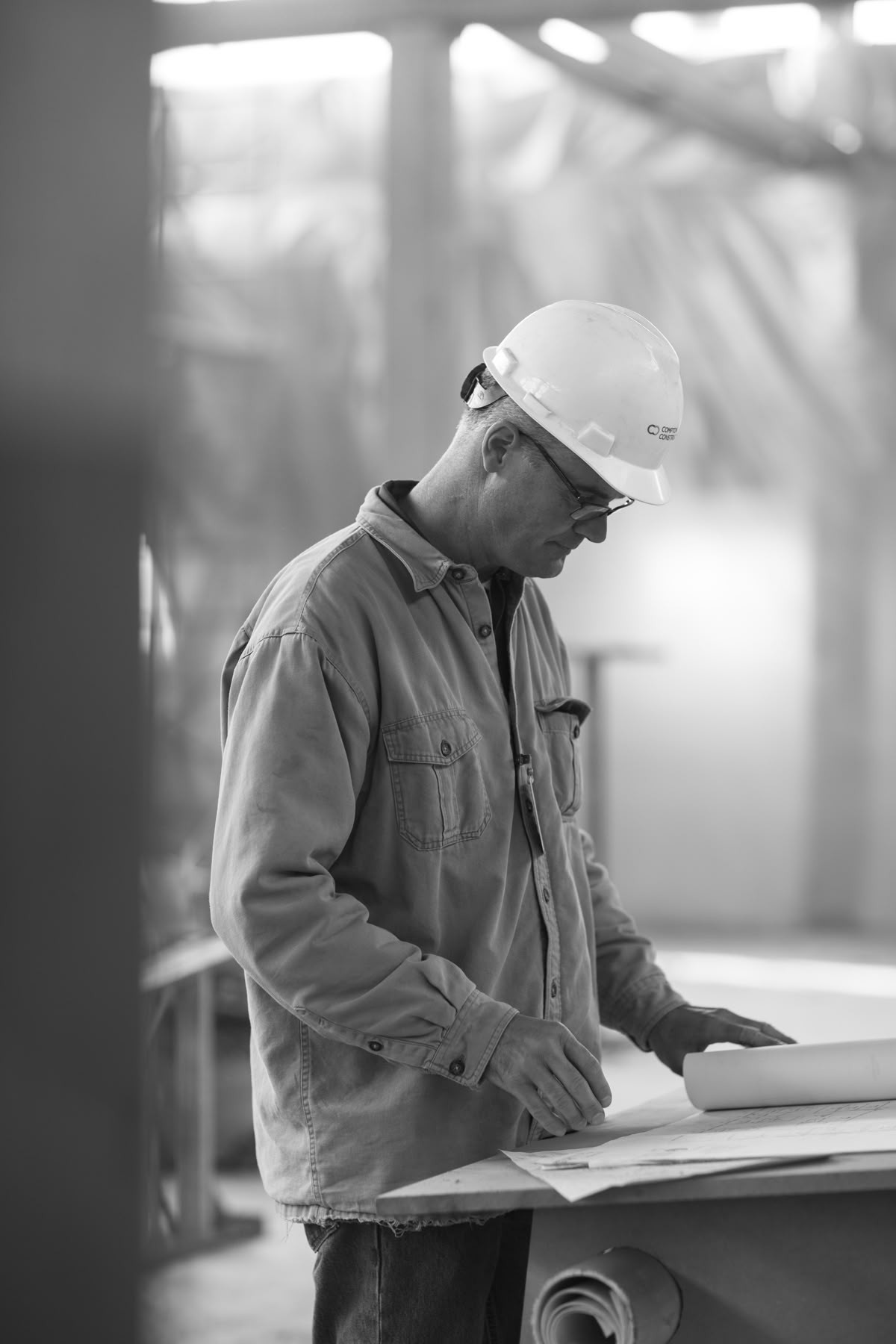 Tecnico di produzione con casco