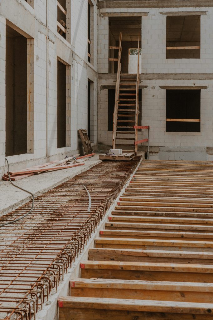 Edificio in costruzione con sistemi isolanti