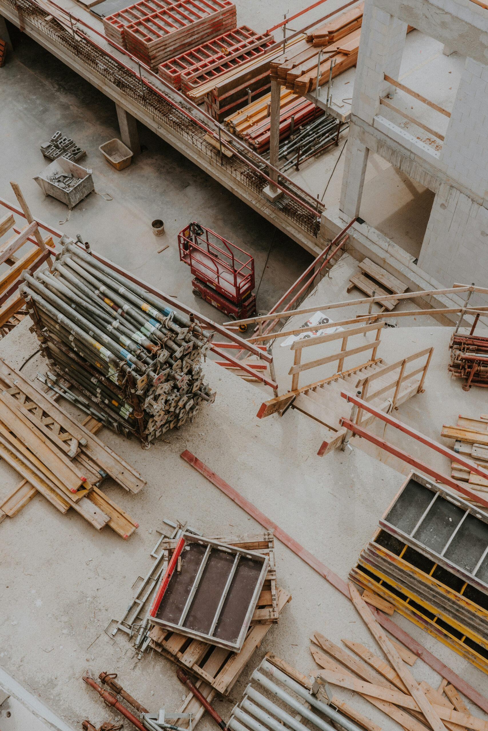 Vista del cantiere con armature e sistemi isolanti