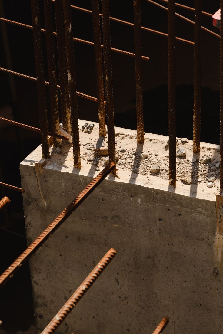 Dettaglio costruttivo in cantiere con armature metalliche