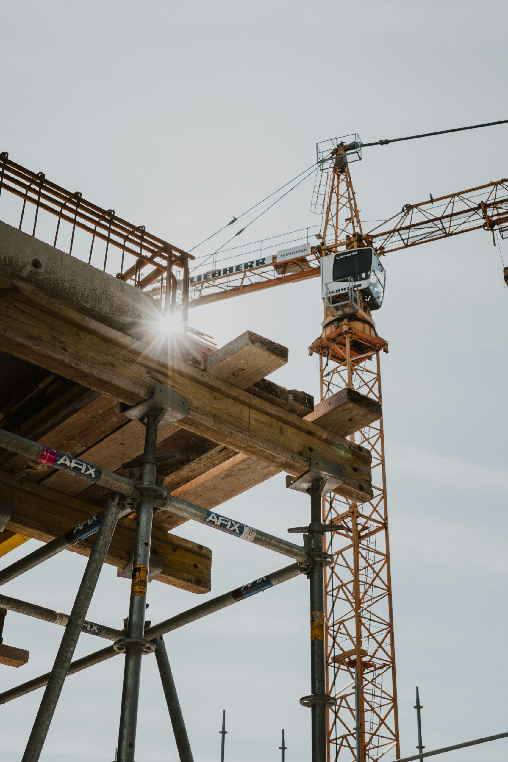 Cantiere con solai e gru